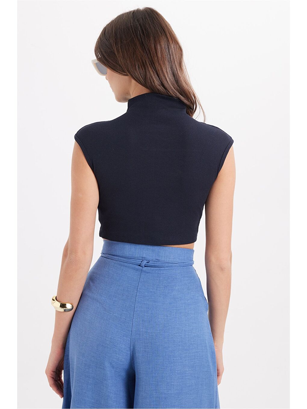 Kadın Slim Fit Dar Kesim Pamuklu Elastanlı Dik Yaka Sıfır Kol Yumuşak Dokulu Lacivert Crop Bluz-6