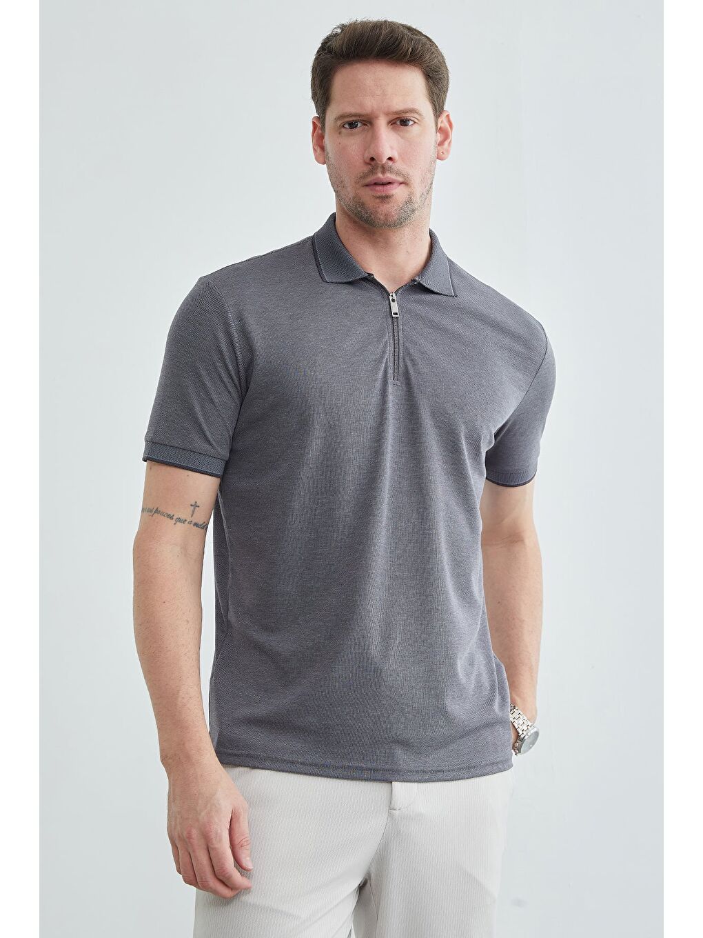 Gri Yarım Fermuarlı Polo Yaka Tişört-1
