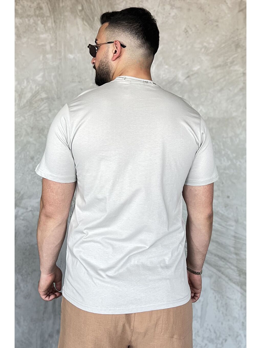 Bej Aksesuarlı Cepli Erkek Tişört-2