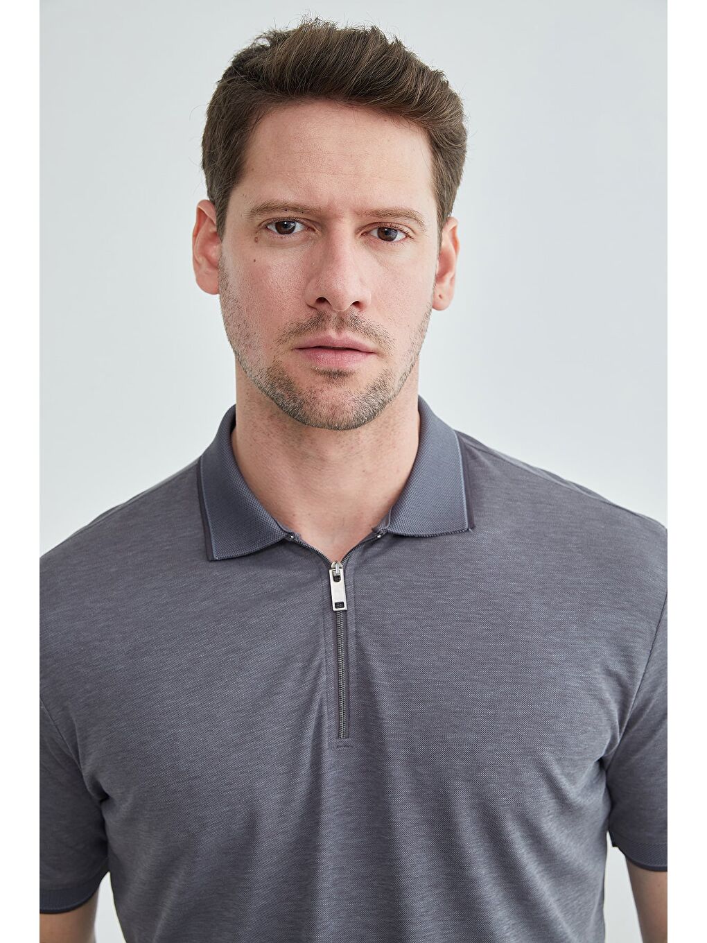 Gri Yarım Fermuarlı Polo Yaka Tişört-3