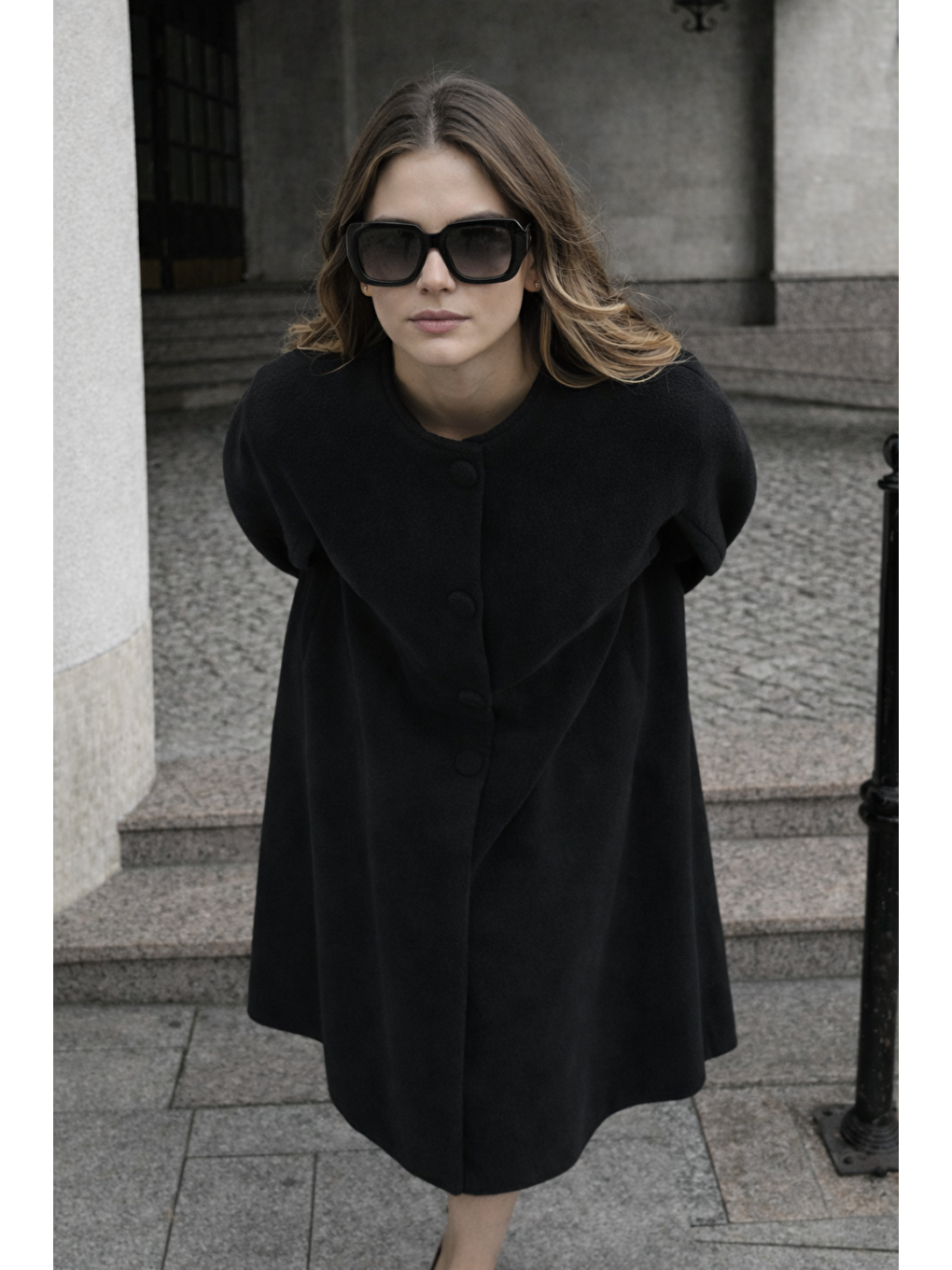 Kadın Kolsuz Relax Fit Siyah Kaşe Panço-2