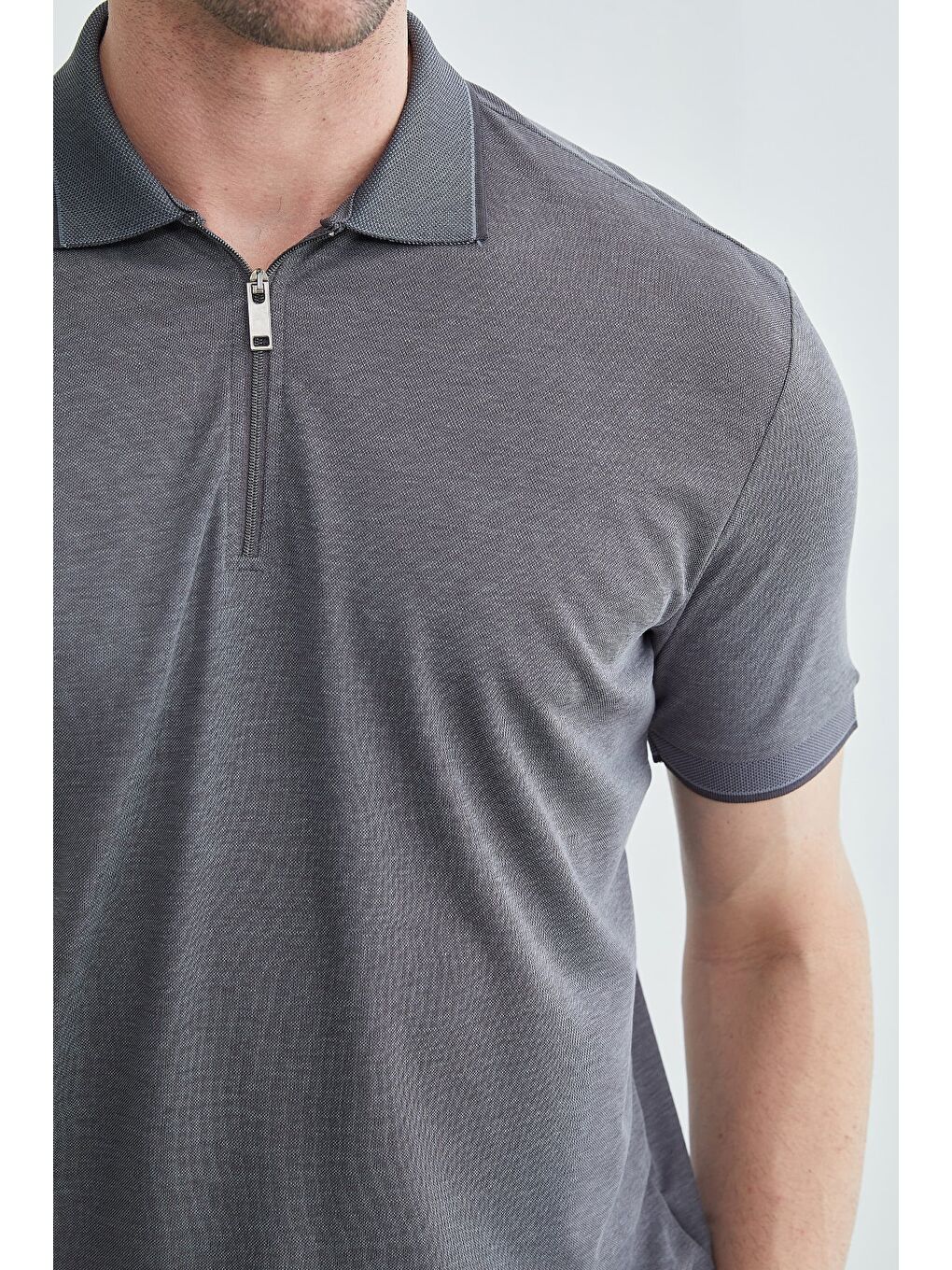 Gri Yarım Fermuarlı Polo Yaka Tişört-4