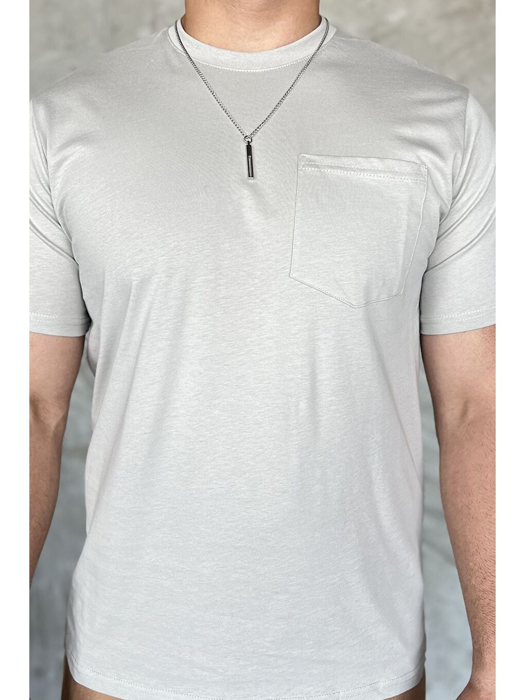 Bej Aksesuarlı Cepli Erkek Tişört-3