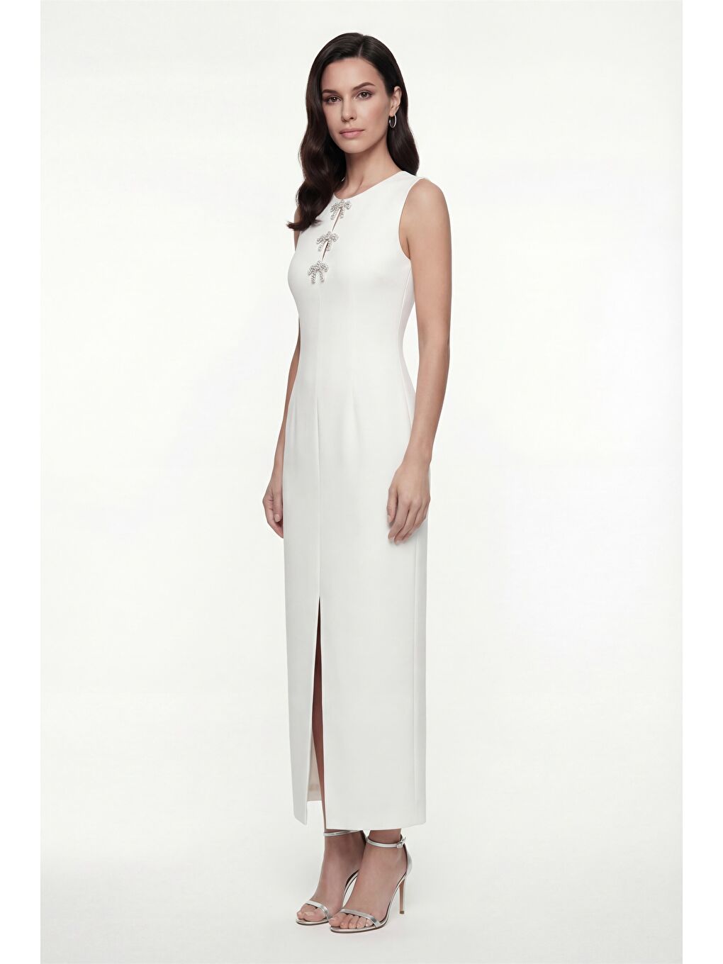 Kadın Beyaz Yırtmaçlı Aksesuar Detay Maxi Abiye Elbise-1