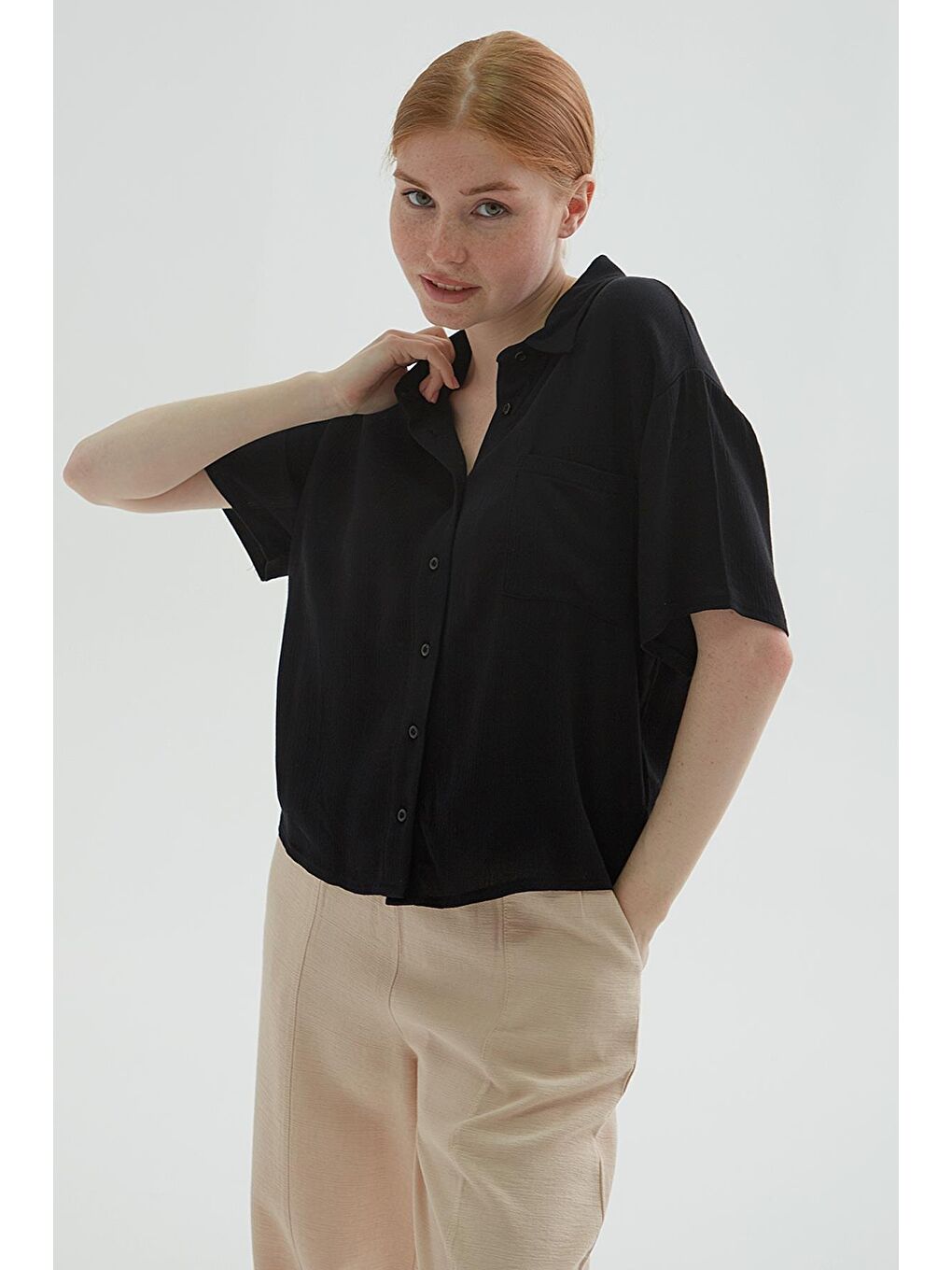 Siyah Regular Fit Cep Detaylı Kısa Kollu Crop Gömlek 25Y0515K1-1