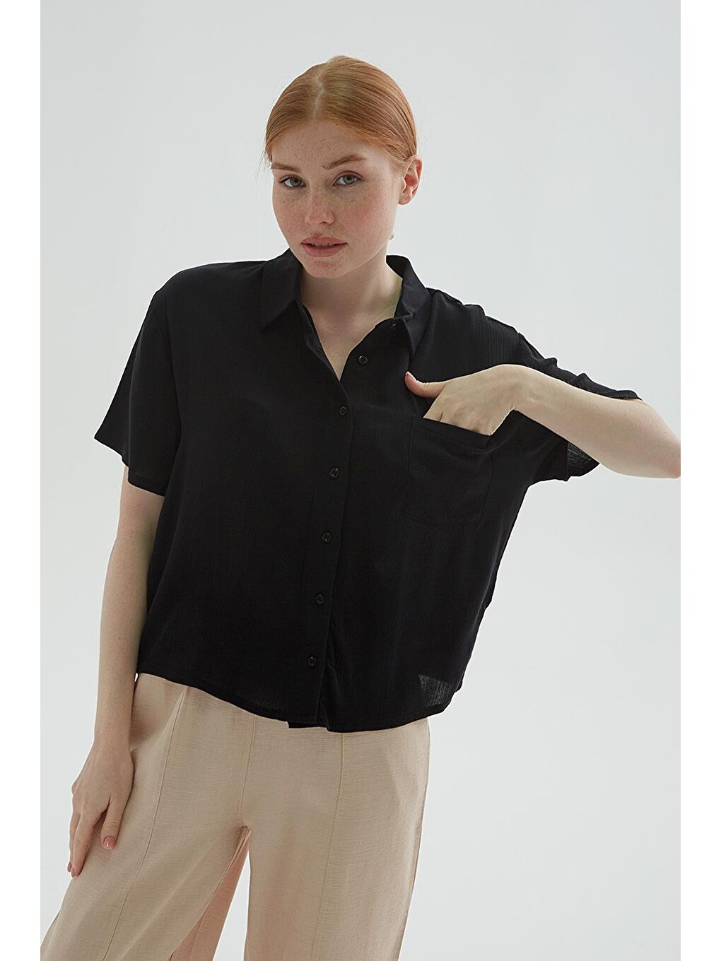 Siyah Regular Fit Cep Detaylı Kısa Kollu Crop Gömlek 25Y0515K1-2