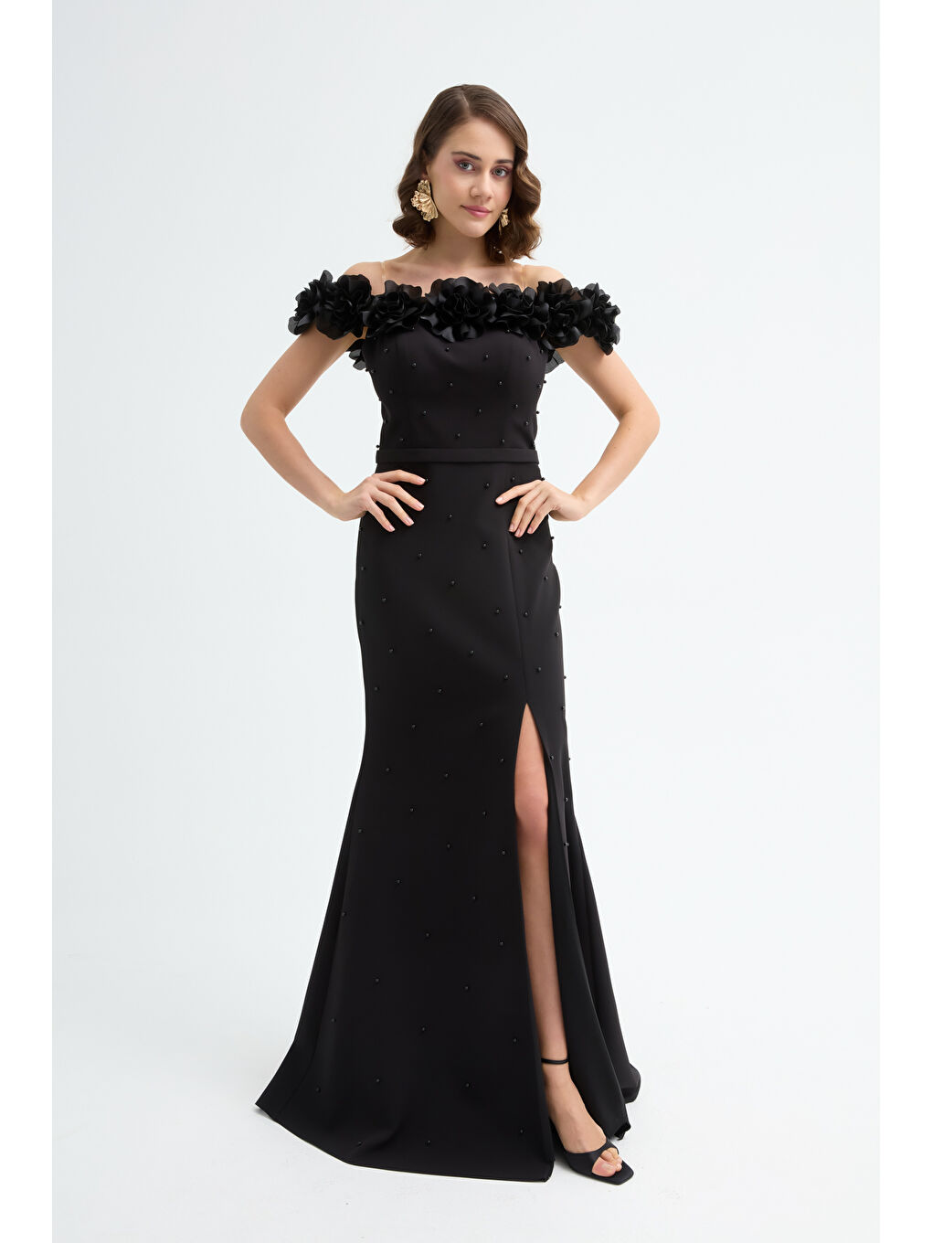 Kadın Siyah Çiçek Detay Yırtmaçlı Uzun Abiye Elbise