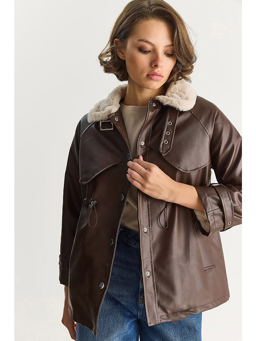 Kahverengi Kadın Gömlek Yaka İçi Kürk Belden Büzgü Ayarlamalı Cep Detaylı Suni Deri Mont