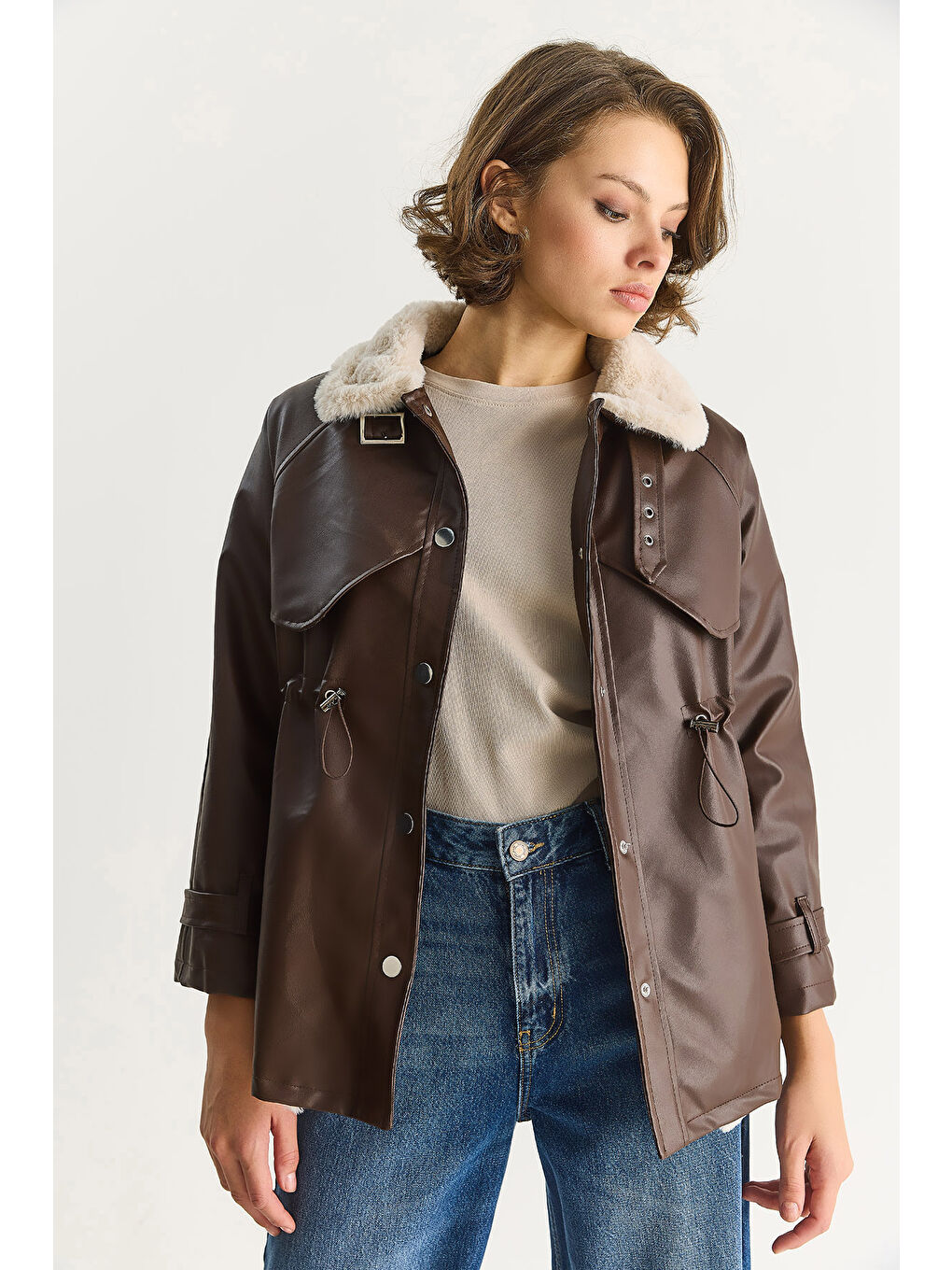 Kahverengi Kadın Gömlek Yaka İçi Kürk Belden Büzgü Ayarlamalı Cep Detaylı Suni Deri Mont-1