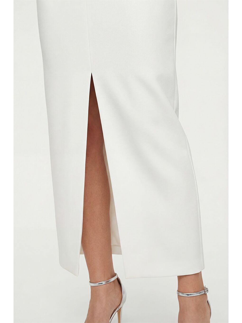 Kadın Beyaz Yırtmaçlı Aksesuar Detay Maxi Abiye Elbise-3