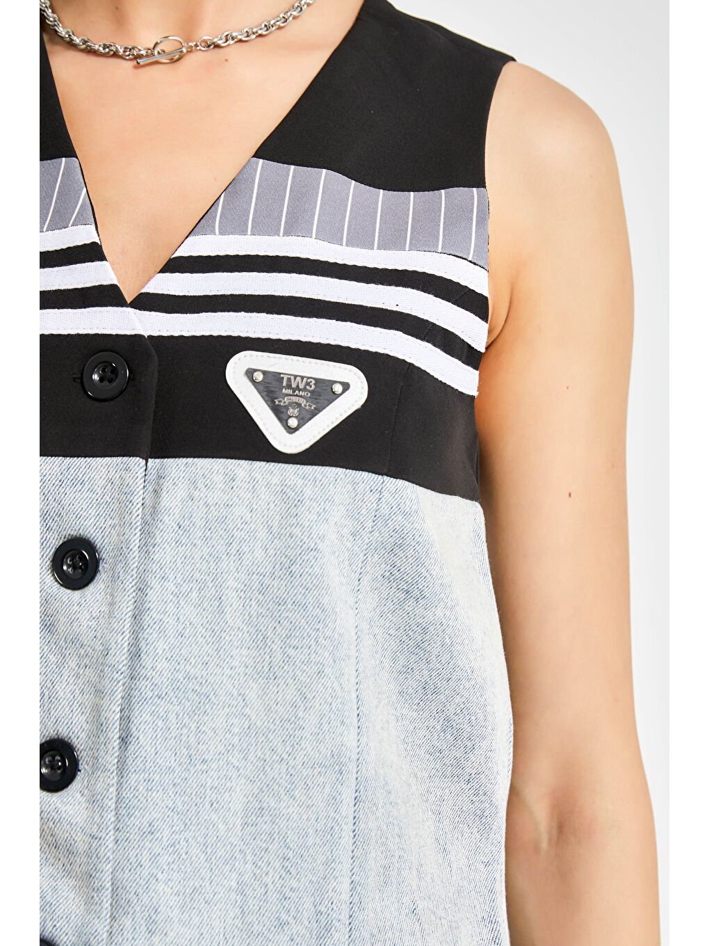 Kadın Gri Renk Kumaş Denim Parçalı Önden Düğmeli Sıfır Kol Tasarım Denim Yelek-1