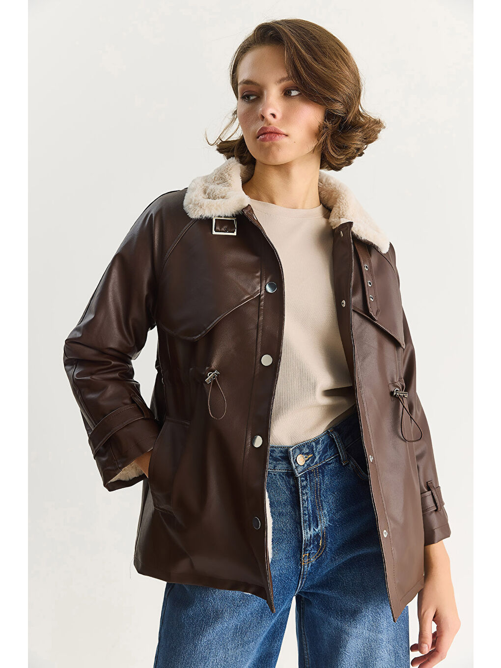 Kahverengi Kadın Gömlek Yaka İçi Kürk Belden Büzgü Ayarlamalı Cep Detaylı Suni Deri Mont-2