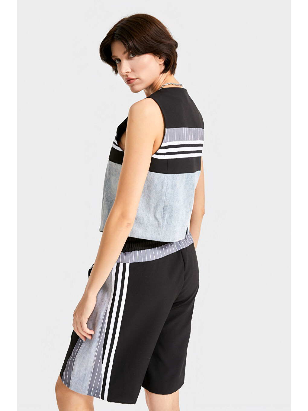 Kadın Gri Renk Kumaş Denim Parçalı Önden Düğmeli Sıfır Kol Tasarım Denim Yelek-3