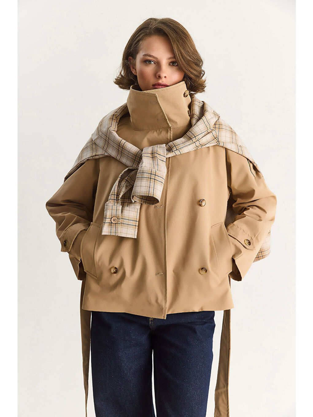 Kahverengi Kadın Dik Yaka Kuşak Detaylı Astarlı Oversize Kısa Trençkot --1