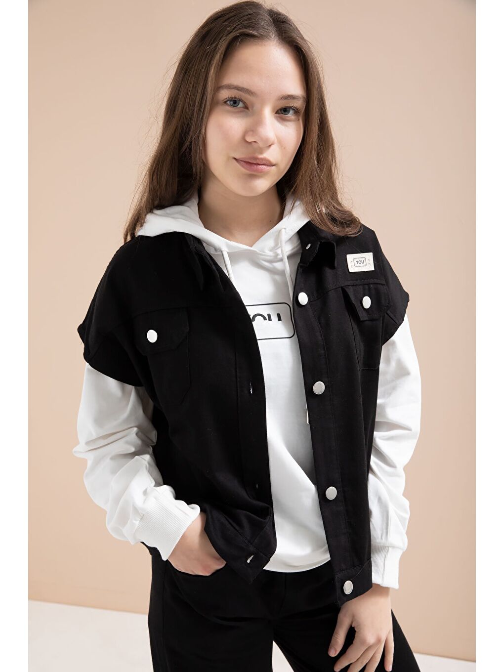 Siyah Düğmeli Sıfır Kol Yelekli Geniş Paça Pantolonlu Kız Çocuk Kapüşonlu 3lü Takım 23602-1