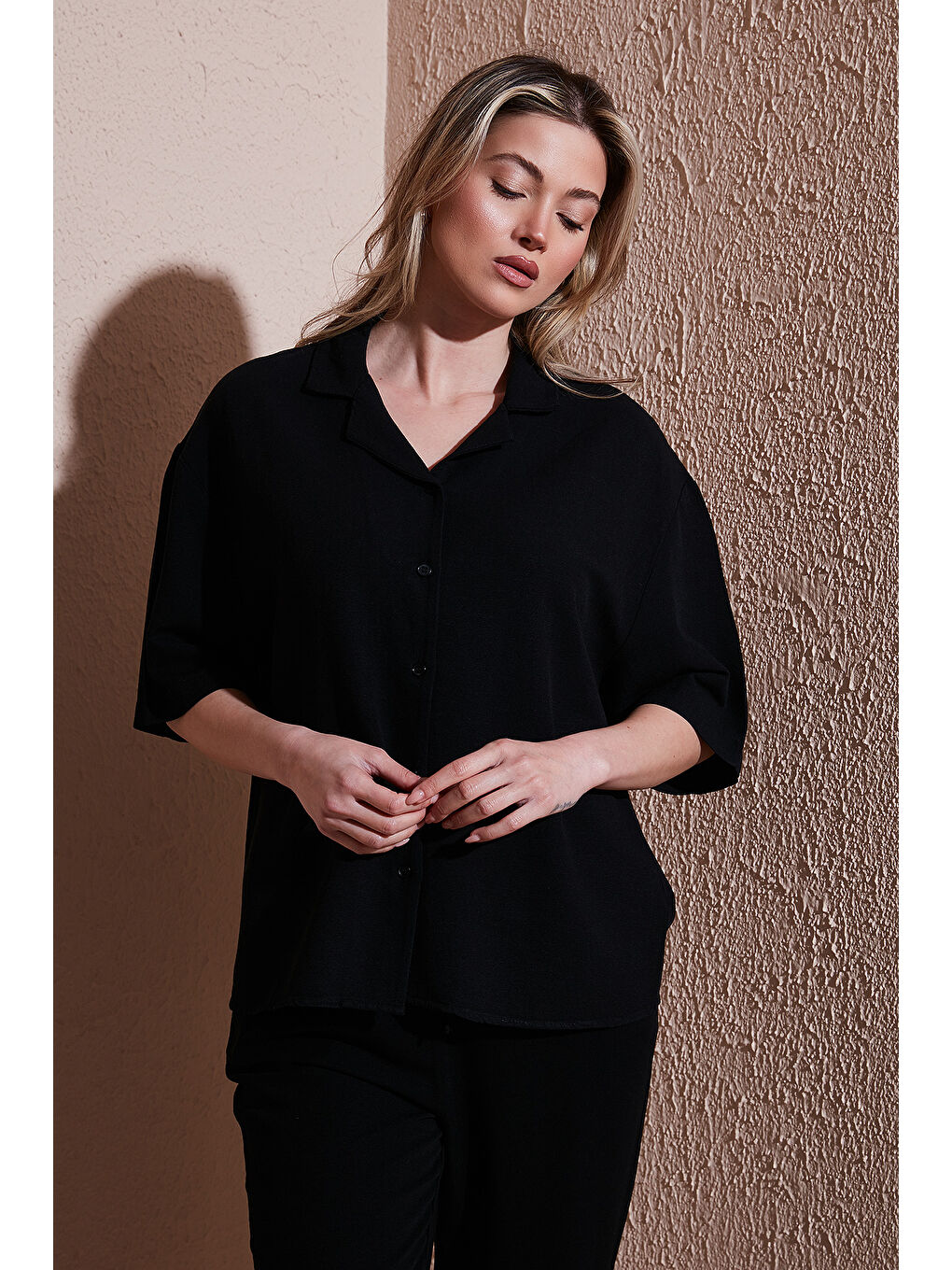 Siyah Keten Karışımlı Standart Fit Kısa Kollu Gömlek 25Y0605K1-2