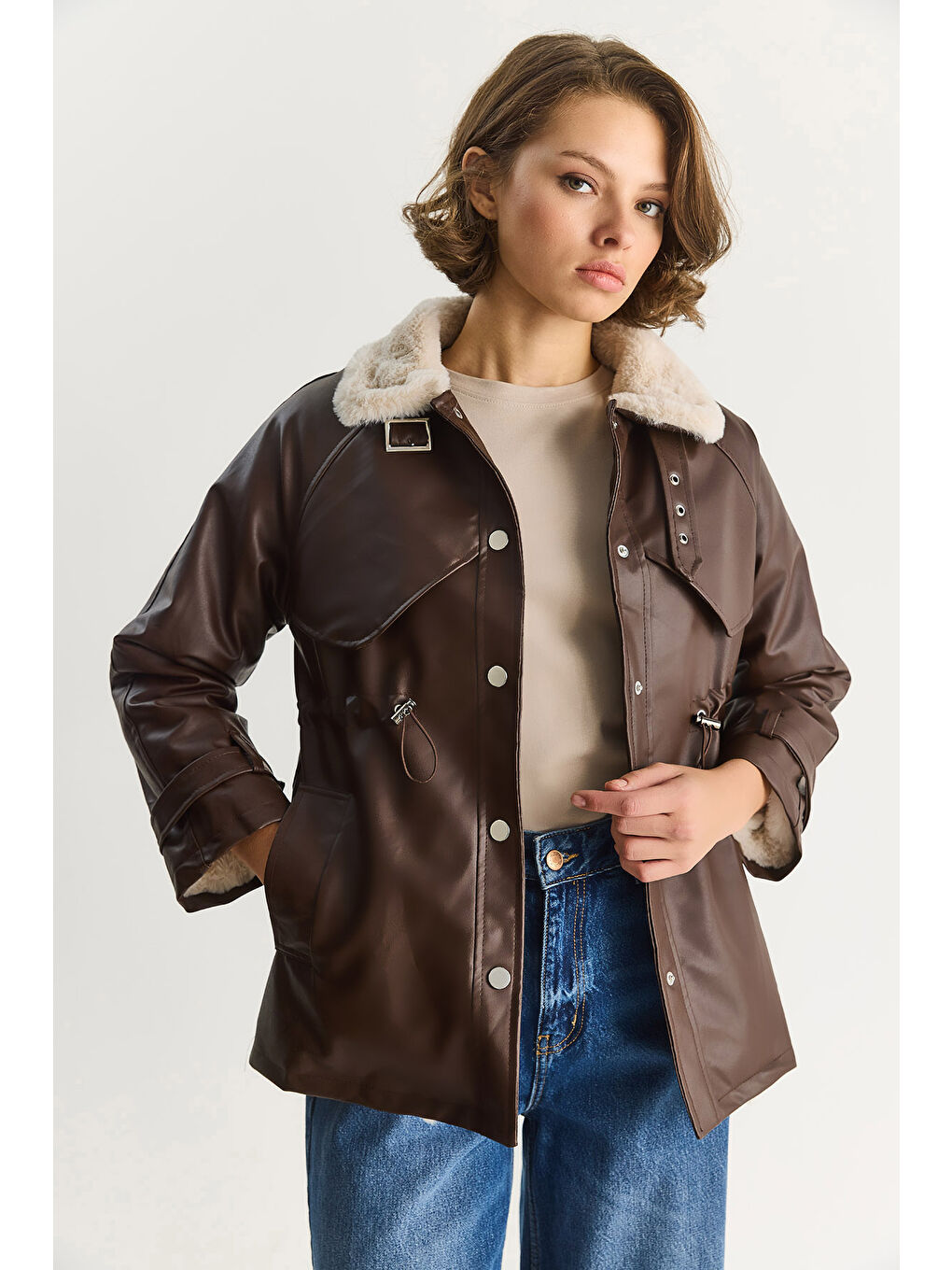 Kahverengi Kadın Gömlek Yaka İçi Kürk Belden Büzgü Ayarlamalı Cep Detaylı Suni Deri Mont-3