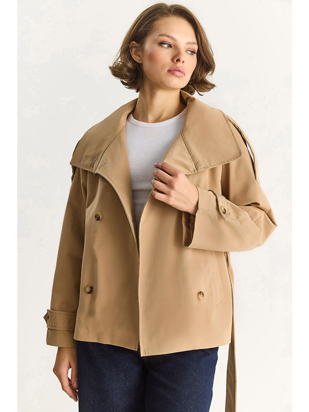 Kahverengi Kadın Dik Yaka Kuşak Detaylı Astarlı Oversize Kısa Trençkot --3