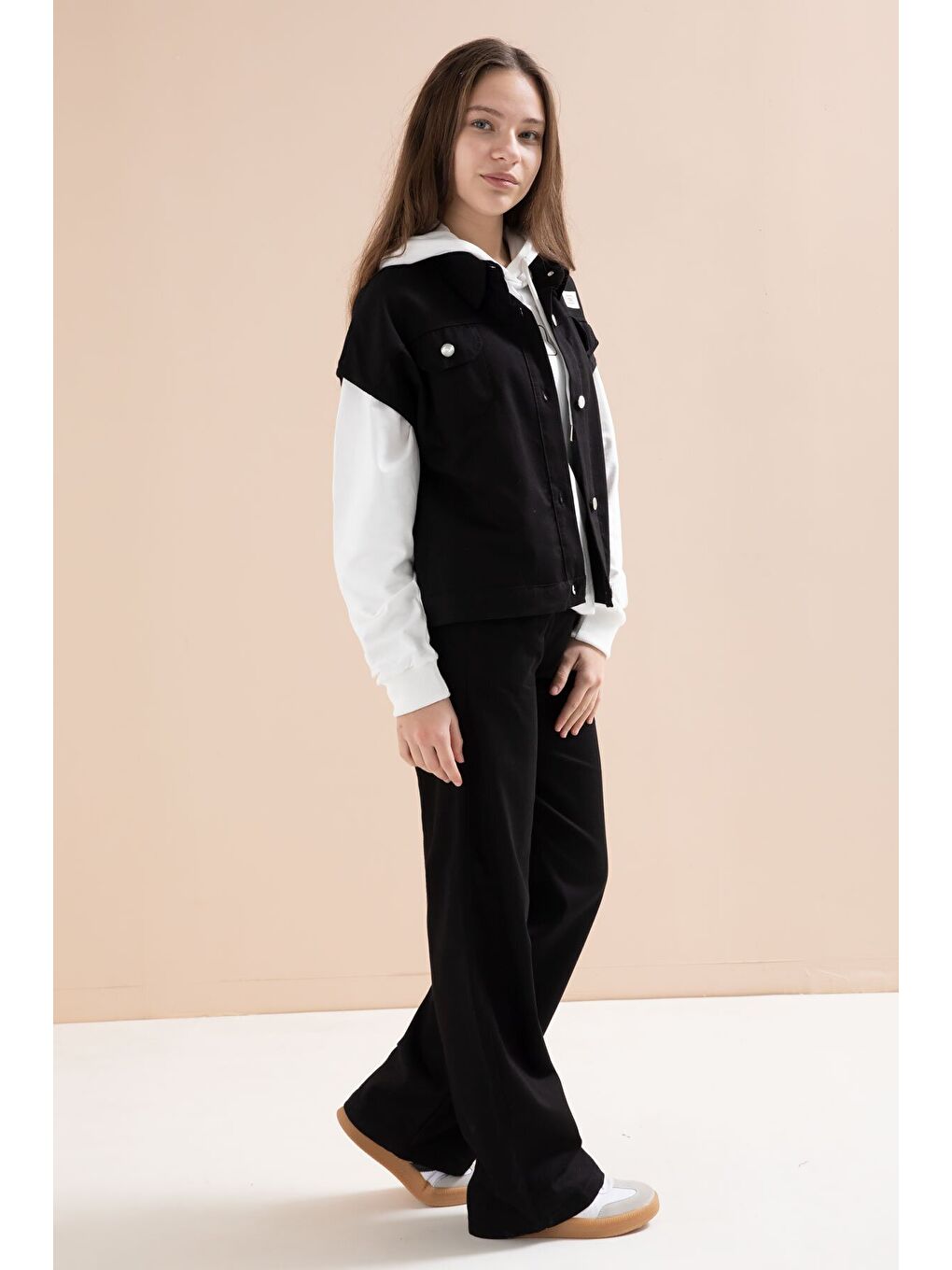 Siyah Düğmeli Sıfır Kol Yelekli Geniş Paça Pantolonlu Kız Çocuk Kapüşonlu 3lü Takım 23602-2