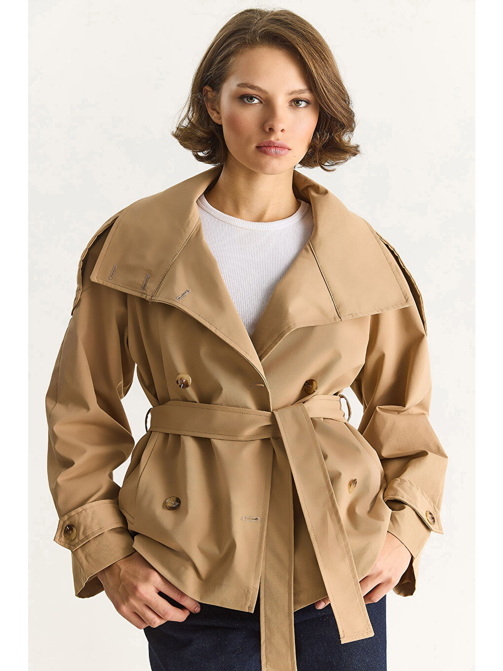 Kahverengi Kadın Dik Yaka Kuşak Detaylı Astarlı Oversize Kısa Trençkot --4