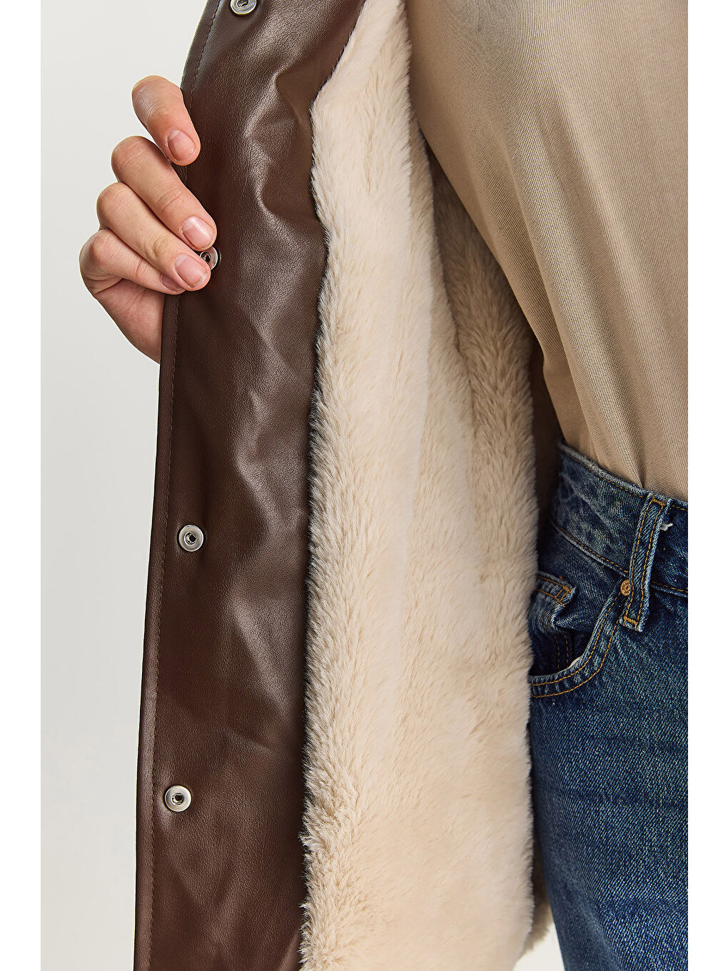 Kahverengi Kadın Gömlek Yaka İçi Kürk Belden Büzgü Ayarlamalı Cep Detaylı Suni Deri Mont-4