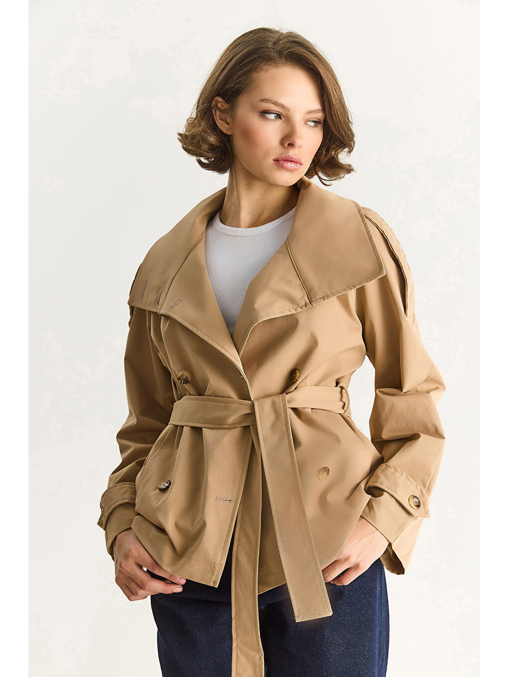 Kahverengi Kadın Dik Yaka Kuşak Detaylı Astarlı Oversize Kısa Trençkot --5