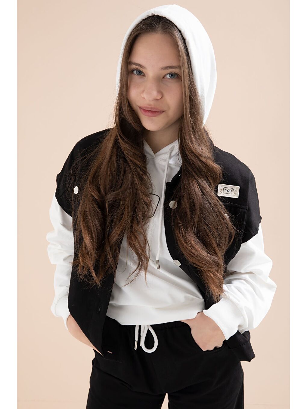 Siyah Düğmeli Sıfır Kol Yelekli Geniş Paça Pantolonlu Kız Çocuk Kapüşonlu 3lü Takım 23602-4