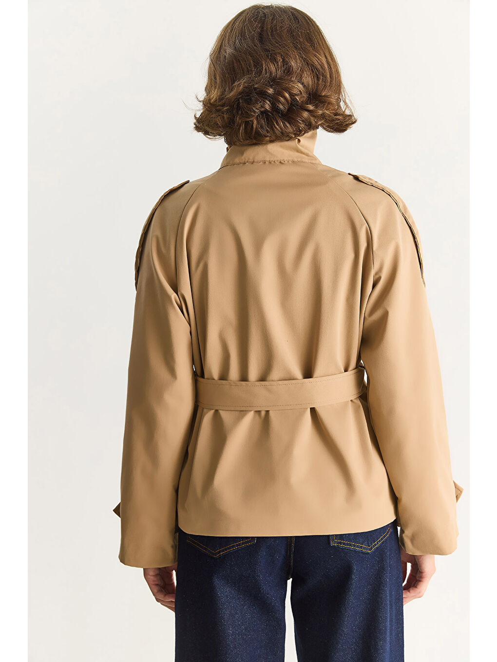 Kahverengi Kadın Dik Yaka Kuşak Detaylı Astarlı Oversize Kısa Trençkot --7