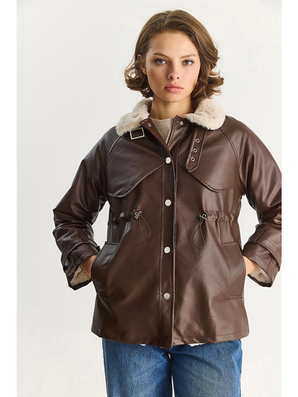 Kahverengi Kadın Gömlek Yaka İçi Kürk Belden Büzgü Ayarlamalı Cep Detaylı Suni Deri Mont-5