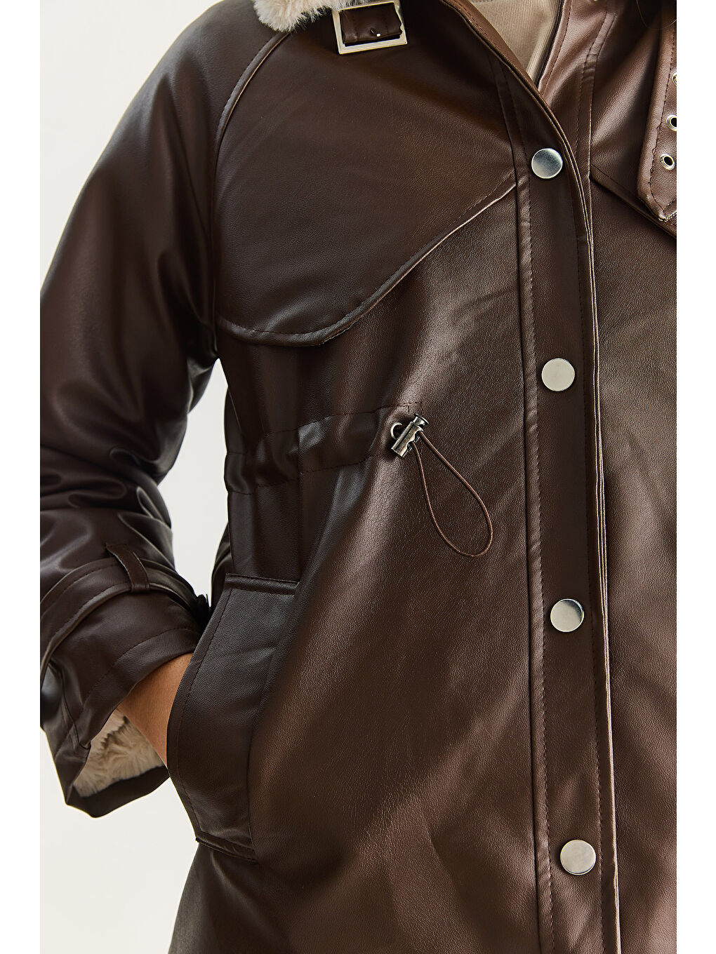 Kahverengi Kadın Gömlek Yaka İçi Kürk Belden Büzgü Ayarlamalı Cep Detaylı Suni Deri Mont-6