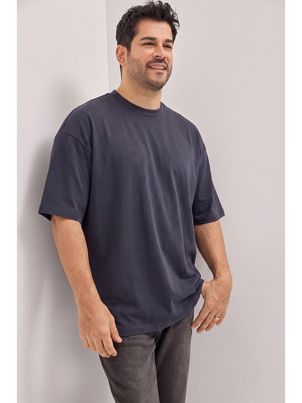 Erkek Lacivert Pamuklu Nefes Alan Terletmez Oversize Fit Rahat Kesim Bisiklet Yaka Tişört