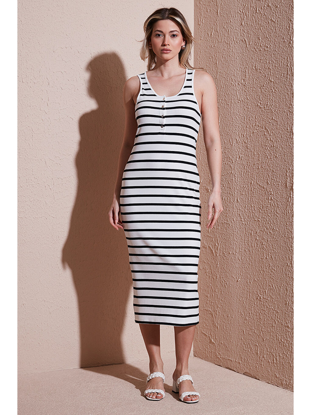 Ekru Slim Fit Yuvalak Yaka Düğmeli Midi Boy Elbise 25Y0375K1