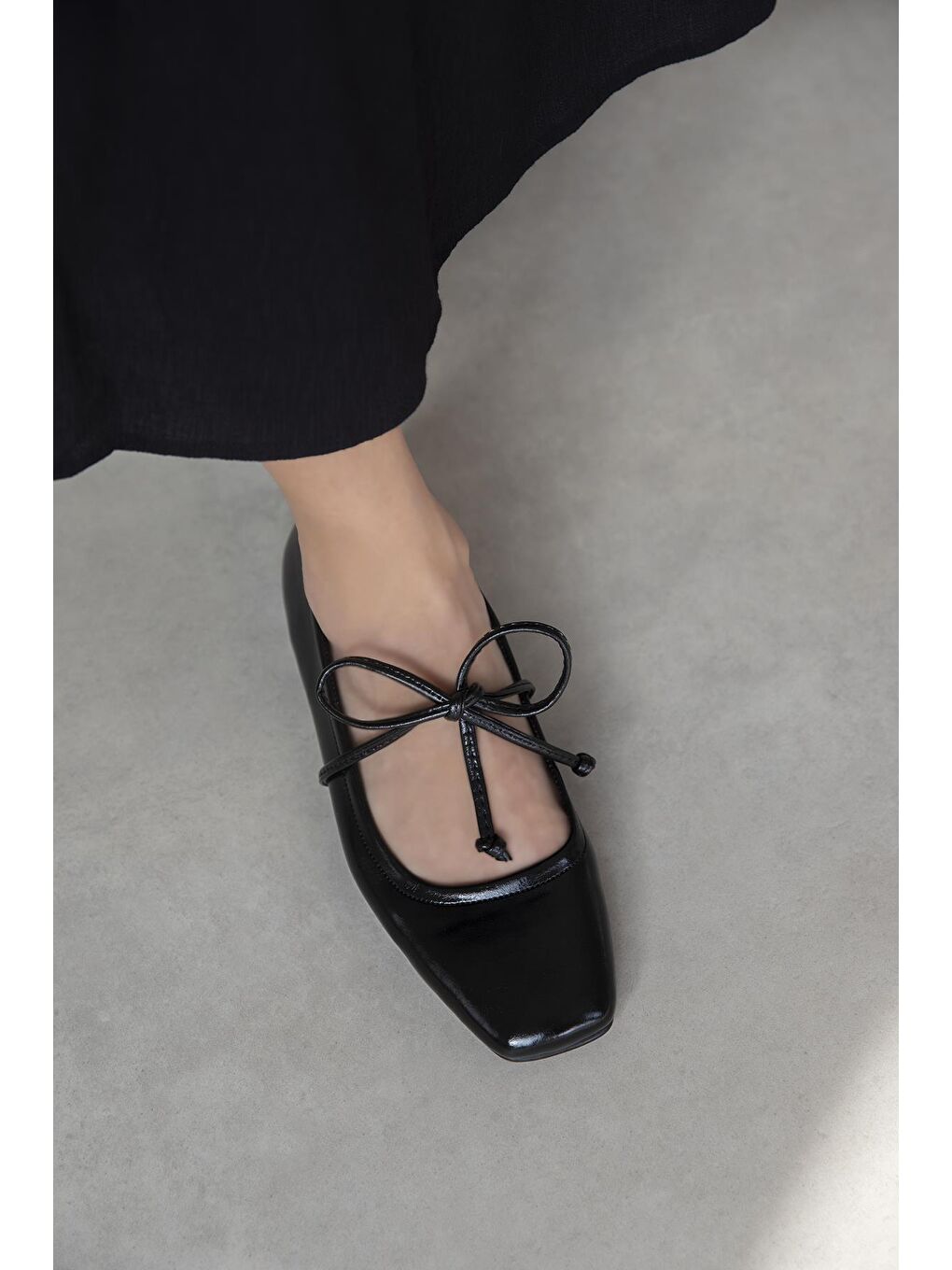 Sara Kadın Bilekten Bağlamalı Kırışık Deri Babet Siyah-1