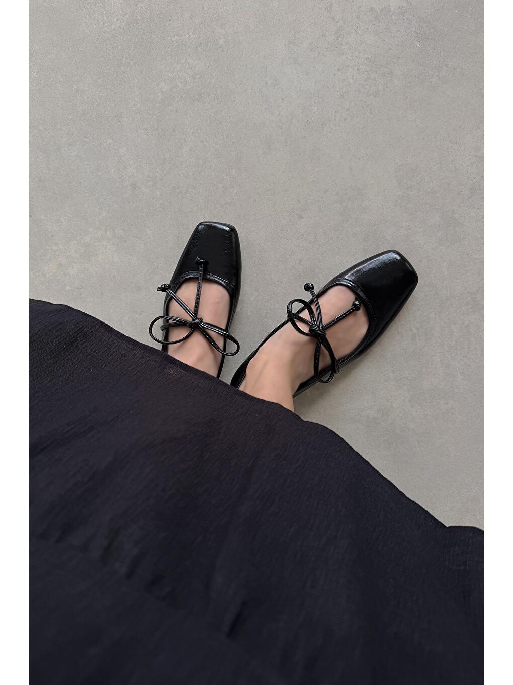 Sara Kadın Bilekten Bağlamalı Kırışık Deri Babet Siyah-2