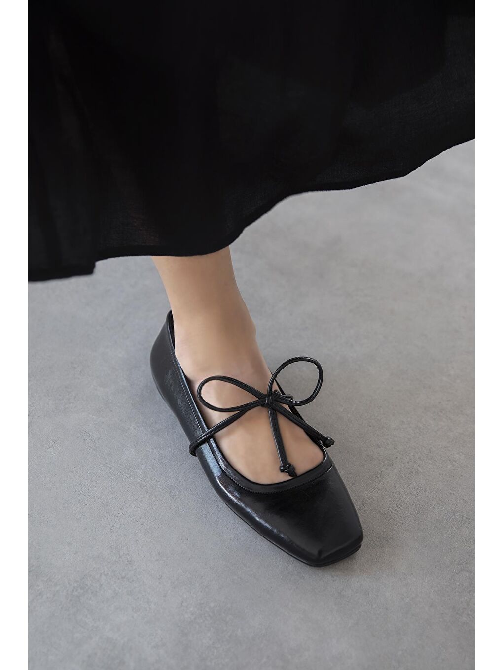 Sara Kadın Bilekten Bağlamalı Kırışık Deri Babet Siyah-3