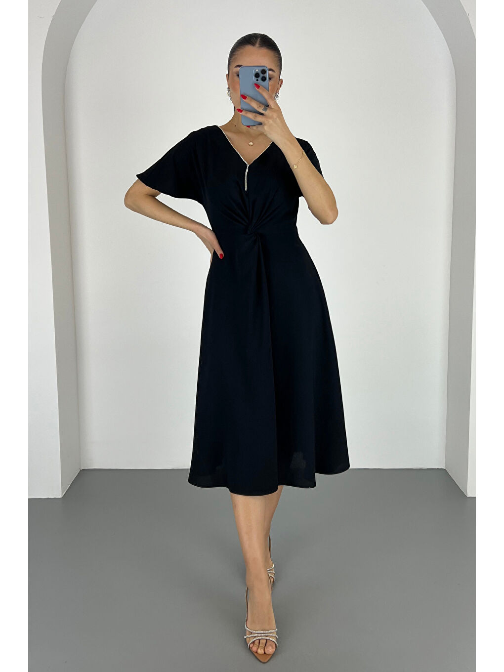 Kadın Siyah V Yaka Taş Detaylı Midi Elbise-1