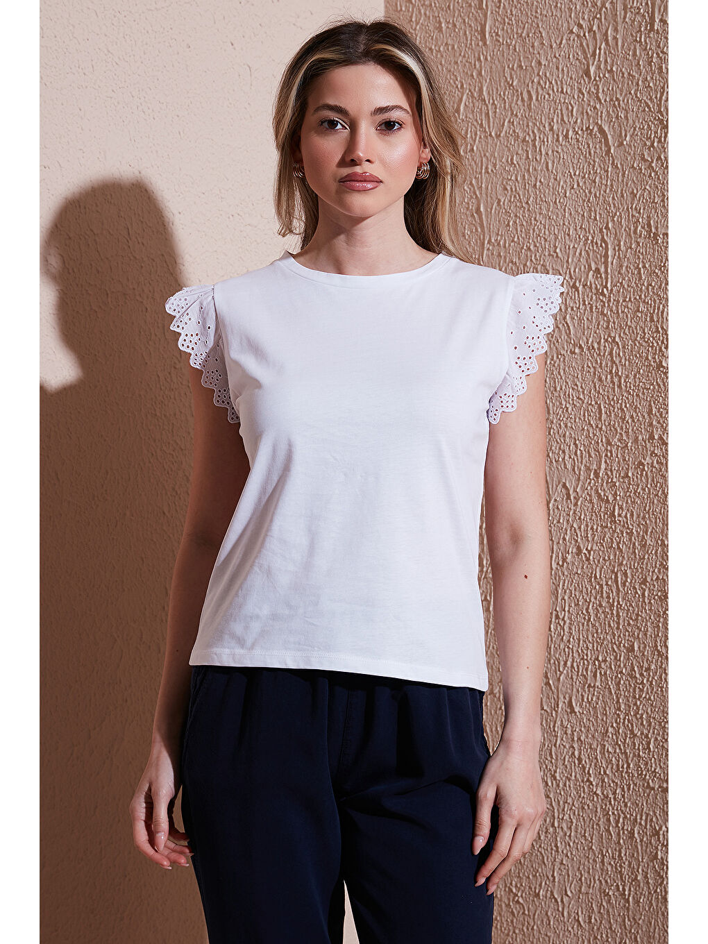 Beyaz % 100 Pamuk Standart Fit Güpürlü Kol Bisiklet Yaka T Shirt 25Y0544K1