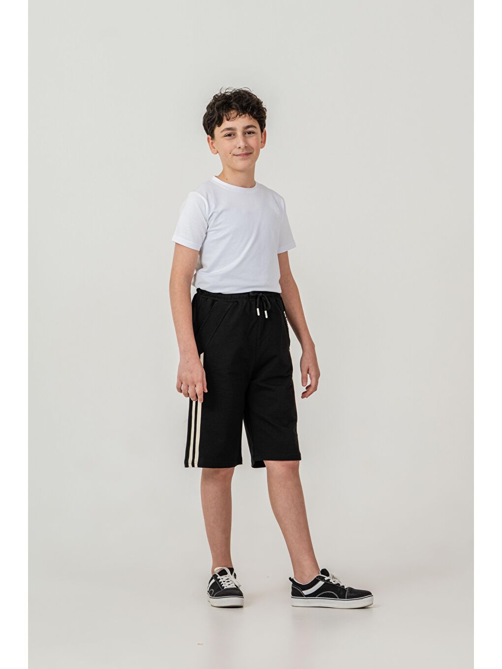 Siyah Yanlar Çift Şerit Biyeli Sol Cep Kapağı Baskılı Erkek Çocuk Şort-1
