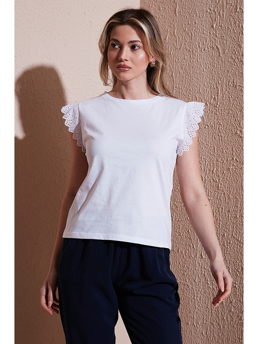 Beyaz % 100 Pamuk Standart Fit Güpürlü Kol Bisiklet Yaka T Shirt 25Y0544K1-1