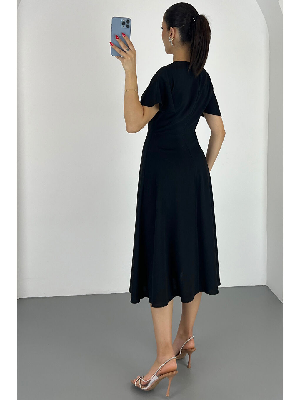 Kadın Siyah V Yaka Taş Detaylı Midi Elbise-4