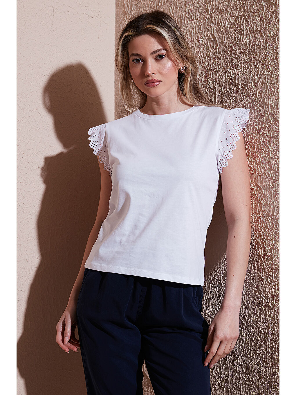 Beyaz % 100 Pamuk Standart Fit Güpürlü Kol Bisiklet Yaka T Shirt 25Y0544K1-2