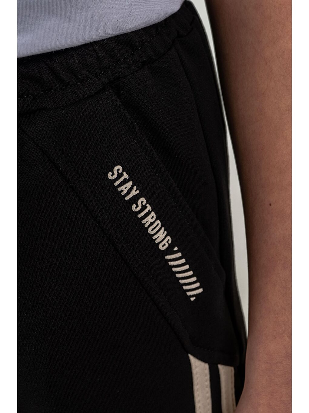 Siyah Yanlar Çift Şerit Biyeli Sol Cep Kapağı Baskılı Erkek Çocuk Şort-4