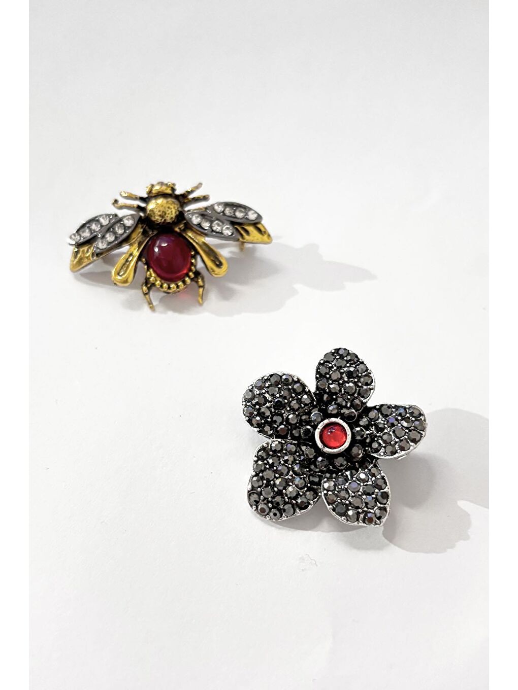 Gri Marka Broş Seti – Vintage Arı ve Çiçek Tasarımlı Taşlı Metal Broş 2’li Set-2