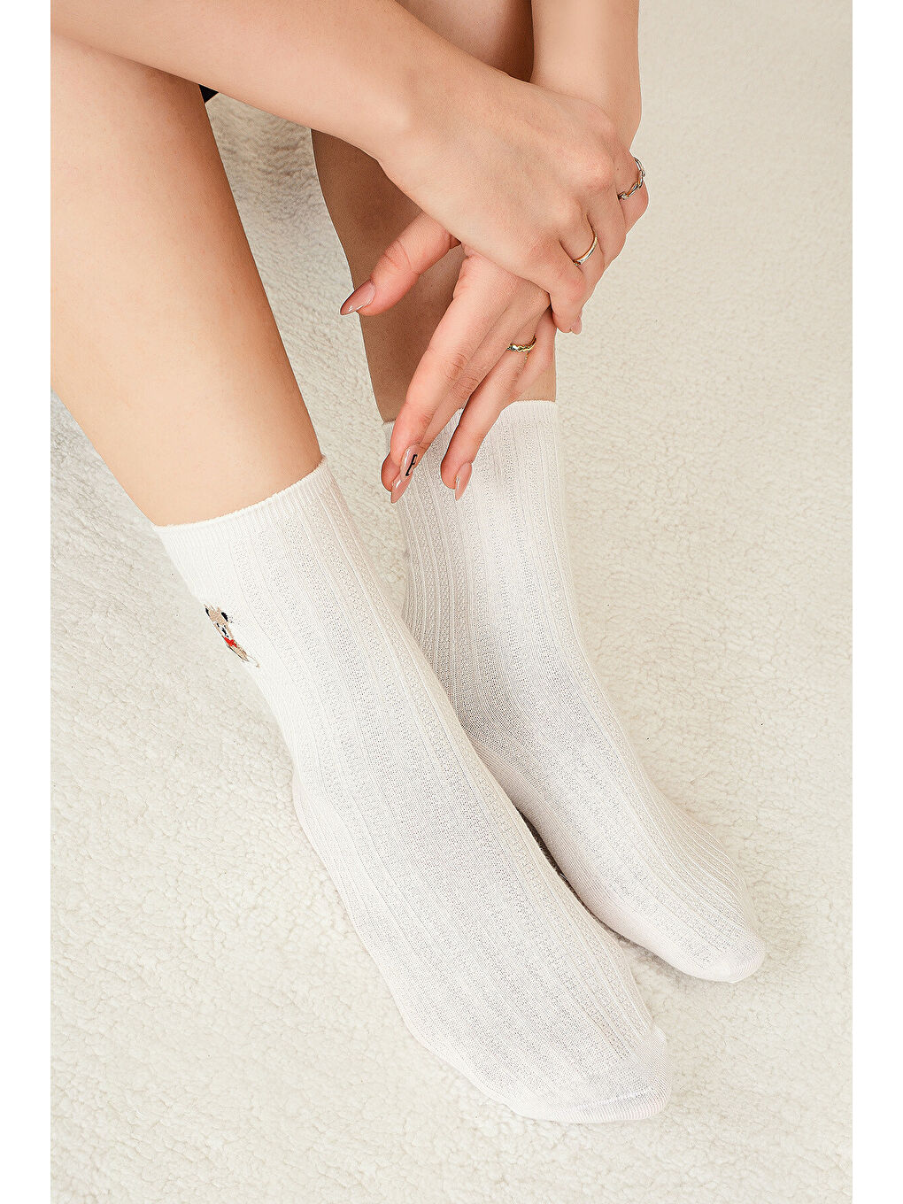 Beyaz Nakışlı Ayıcık Desenli Uzun Soket Çorap