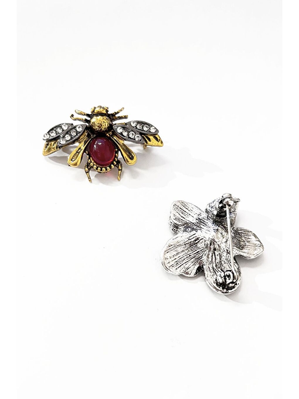 Gri Marka Broş Seti – Vintage Arı ve Çiçek Tasarımlı Taşlı Metal Broş 2’li Set-4