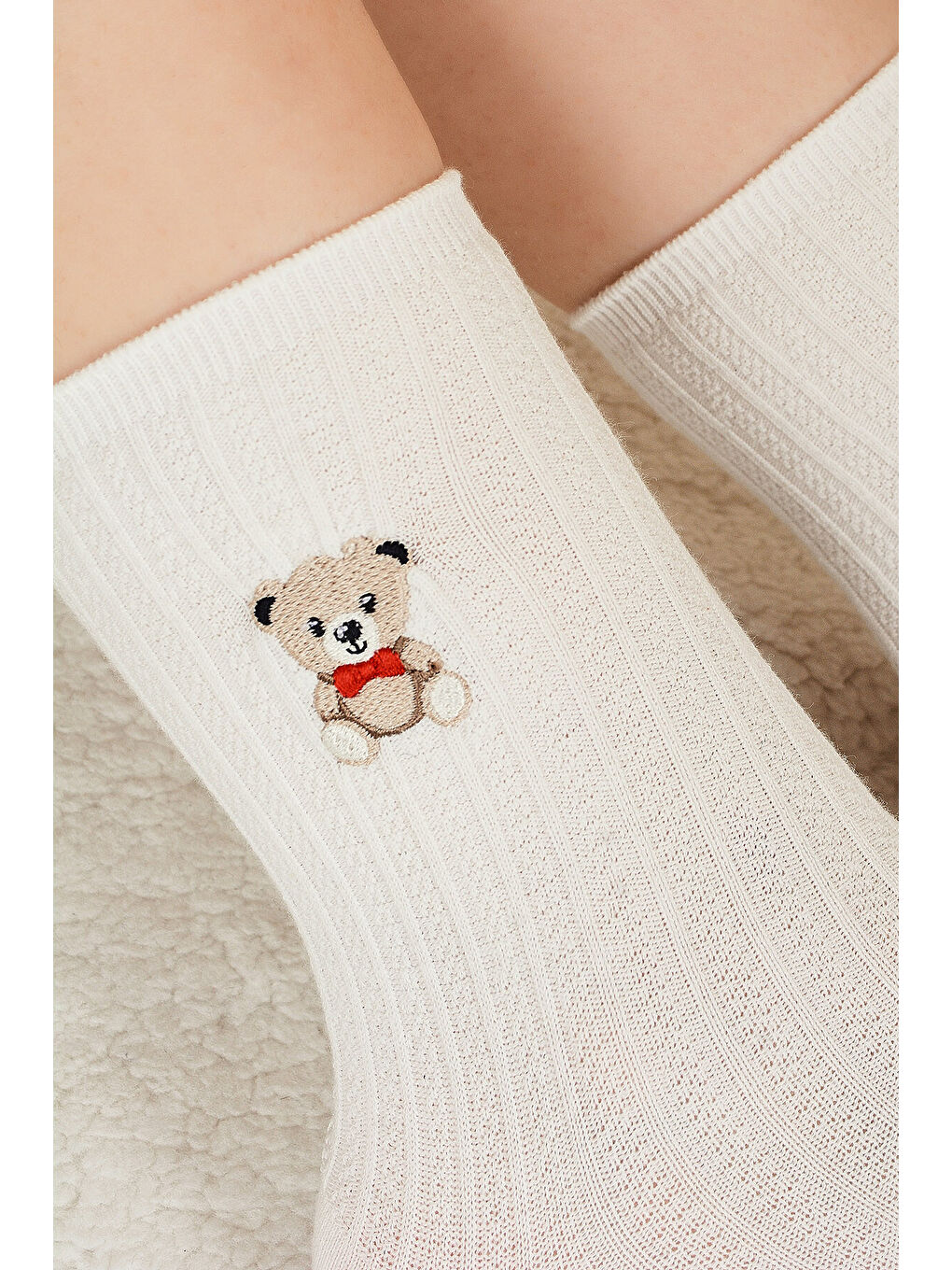 Beyaz Nakışlı Ayıcık Desenli Uzun Soket Çorap-1