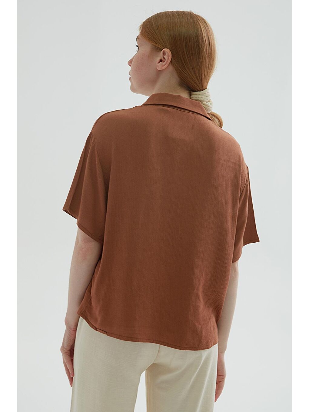 Kahverengi Regular Fit Cep Detaylı Kısa Kollu Crop Gömlek 25Y0515K1-3