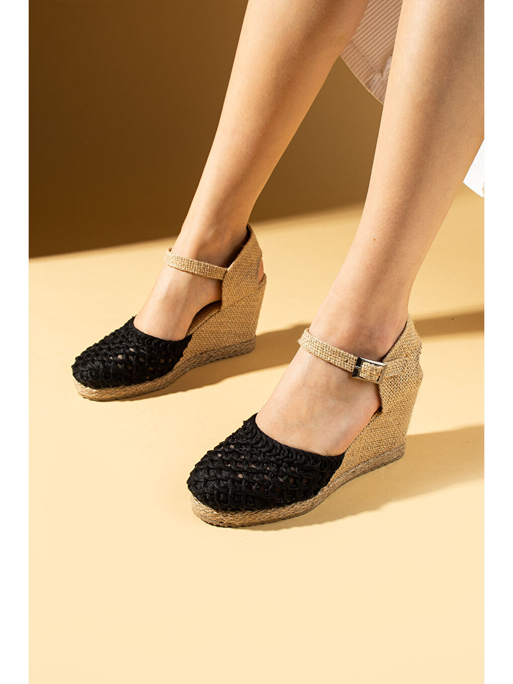 Siyah Örgü Desenli Dolgu Topuklu Tokalı Kadın Sandalet 69-6969-25