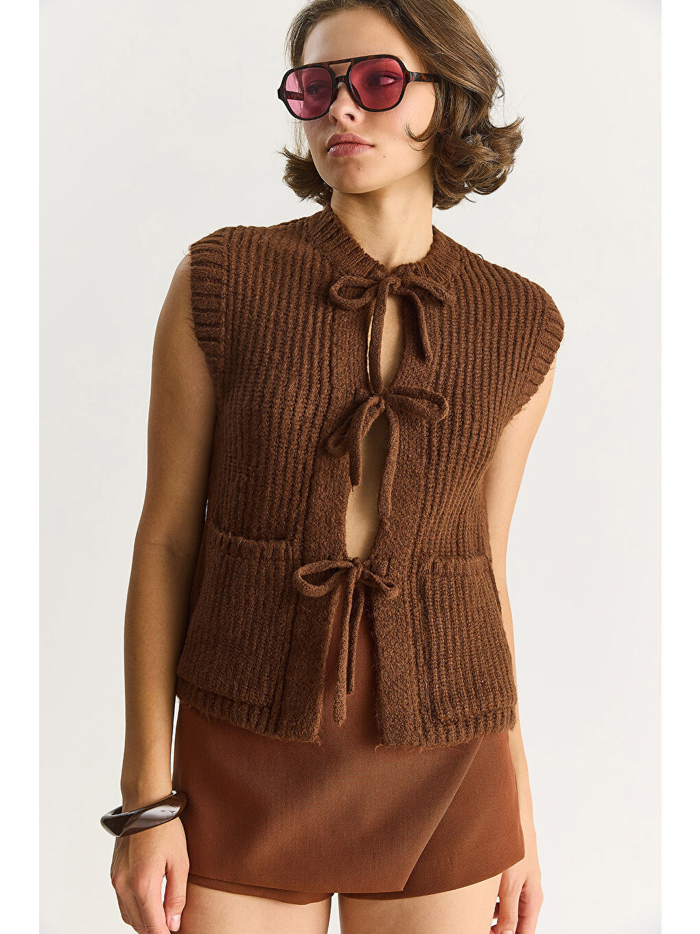 Kahverengi Kadın Önden Bağlamalı Cep Detaylı Triko Yelek-1