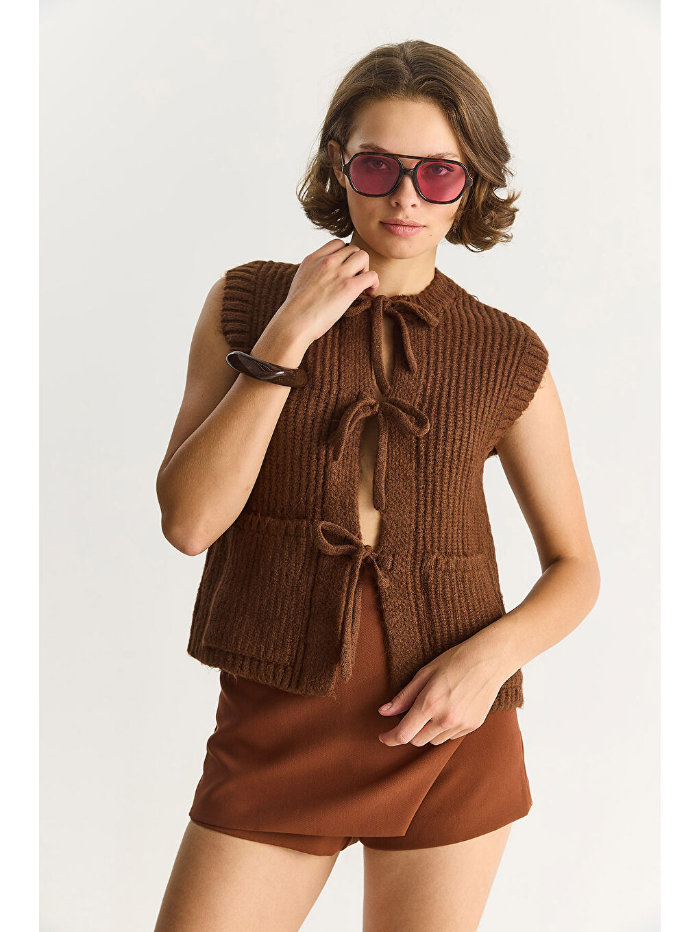 Kahverengi Kadın Önden Bağlamalı Cep Detaylı Triko Yelek-2